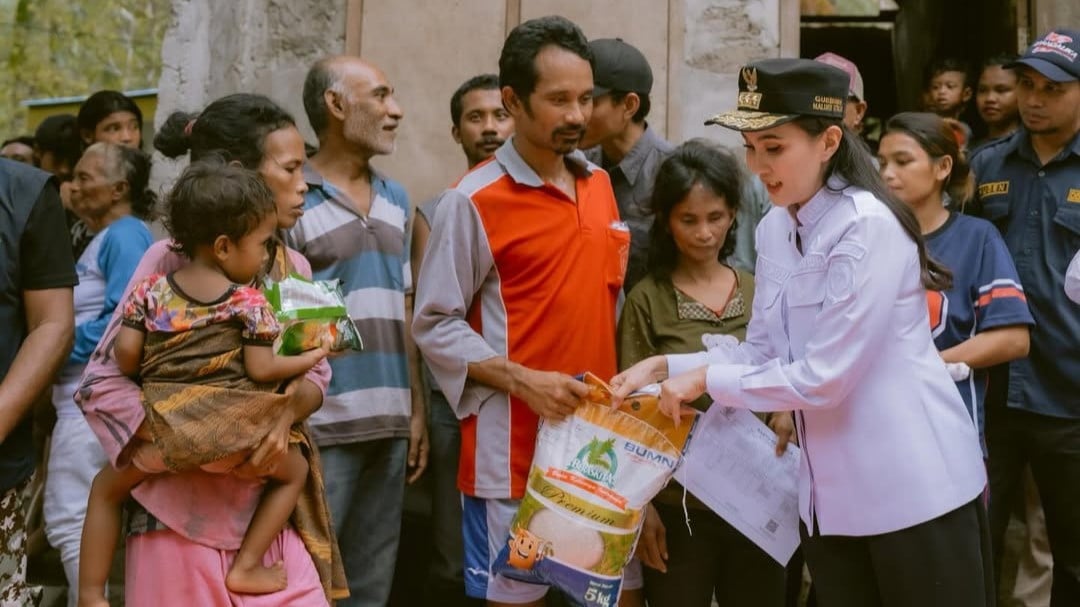 Gubernur Malut, Sherly Tjoanda Laos memberikan bantuan sosial kepada masyarakat adat Suku Togutil