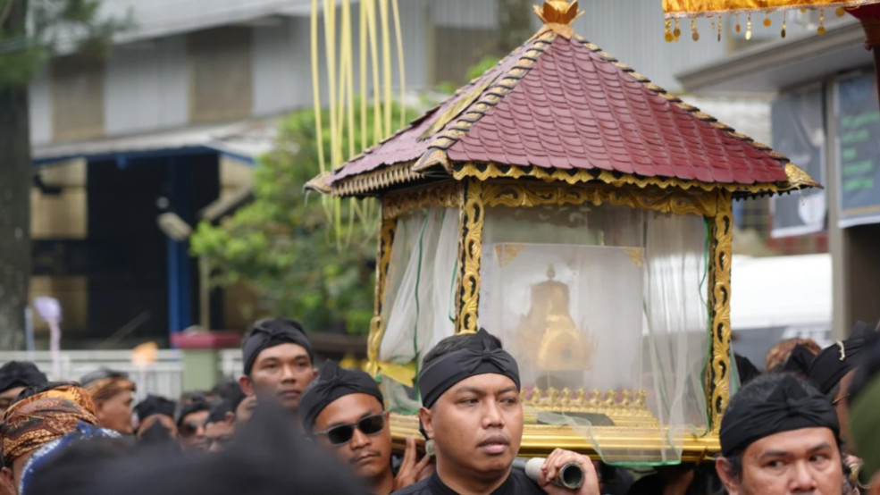 Di Atas Kuda Putih, Dedi Mulyadi Bawa Mahkota Binokasih Keliling Cianjur dan Disambut Ribuan Warga
            - galeri foto