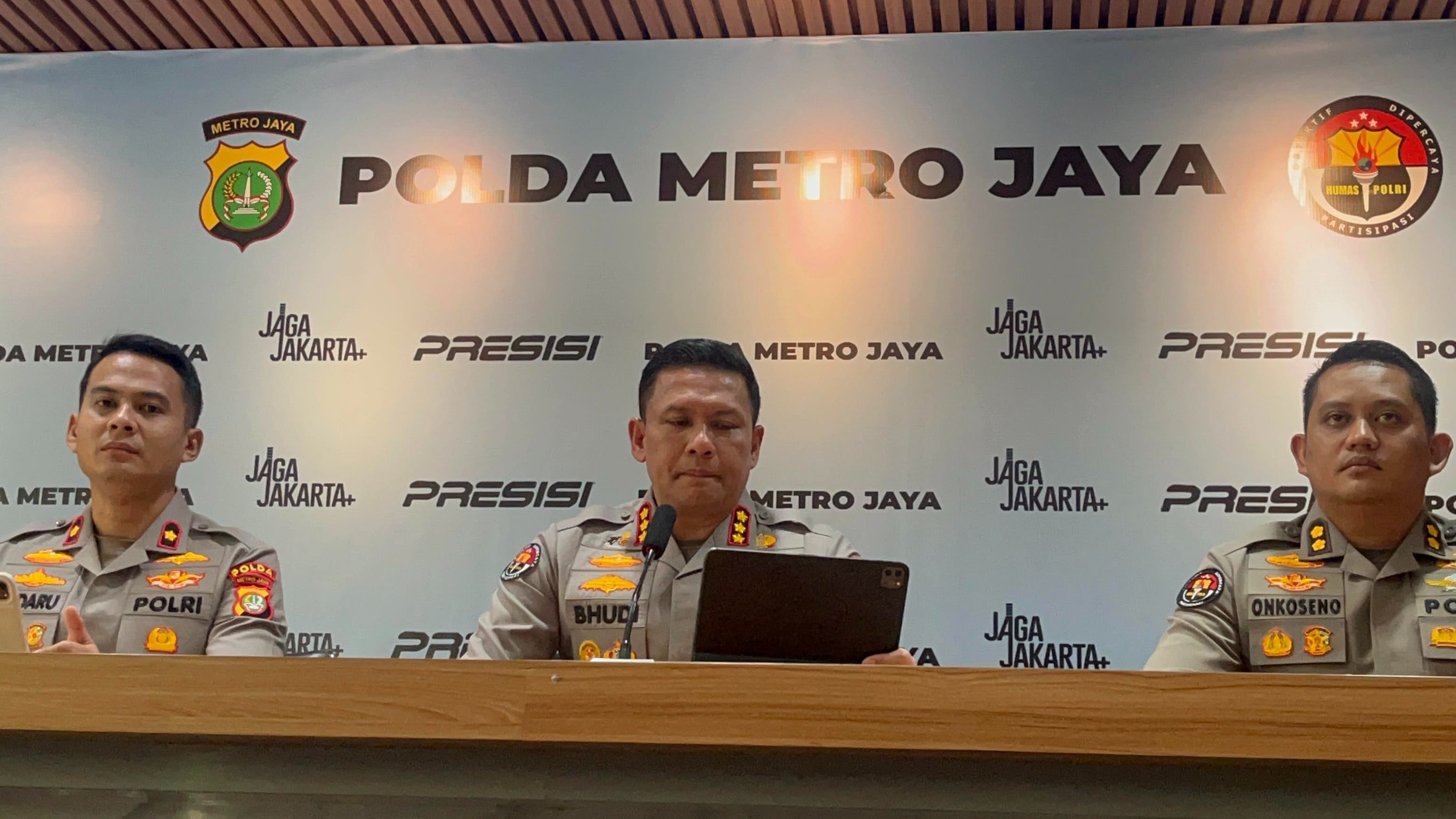 Kabid Humas Polda Metro Jaya, Kombes Budi Hermanto (tengah)