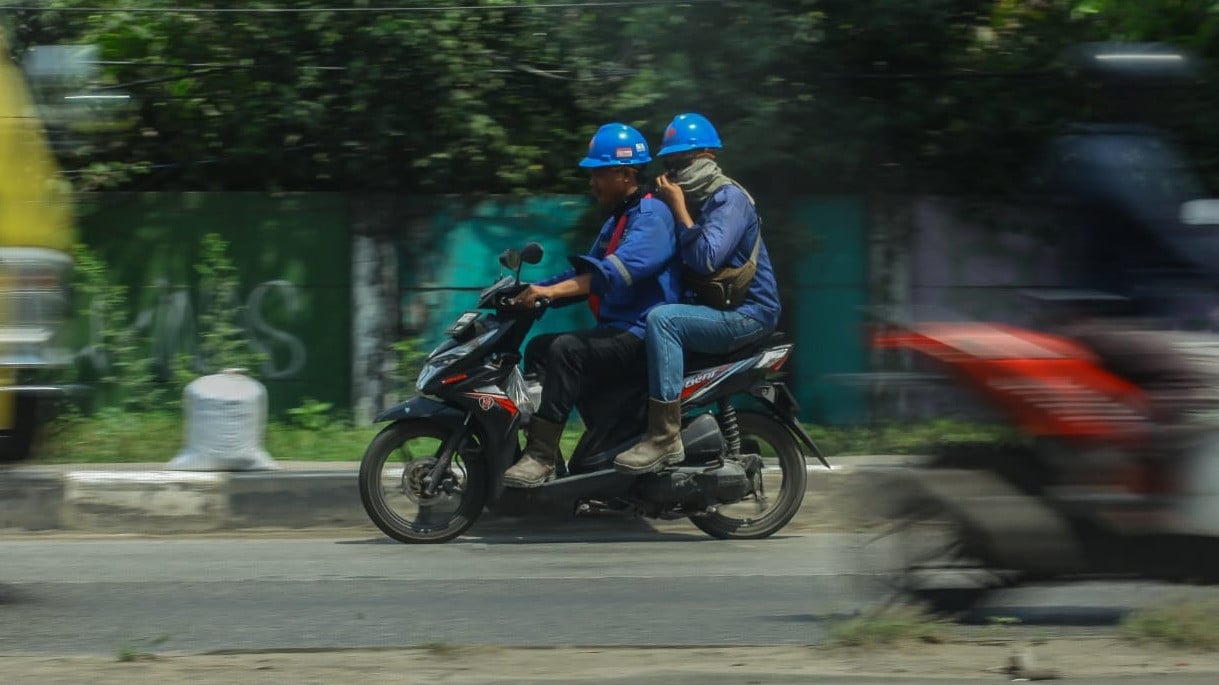 Potret Kota: Aksi Berbahaya Pemotor Lawan Arus di Cakung Cilincing Terekam Saat Siang Hari
