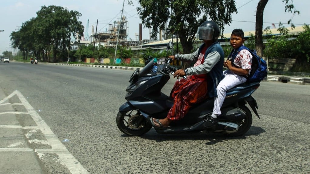 Potret Kota: Aksi Berbahaya Pemotor Lawan Arus di Cakung Cilincing Terekam Saat Siang Hari