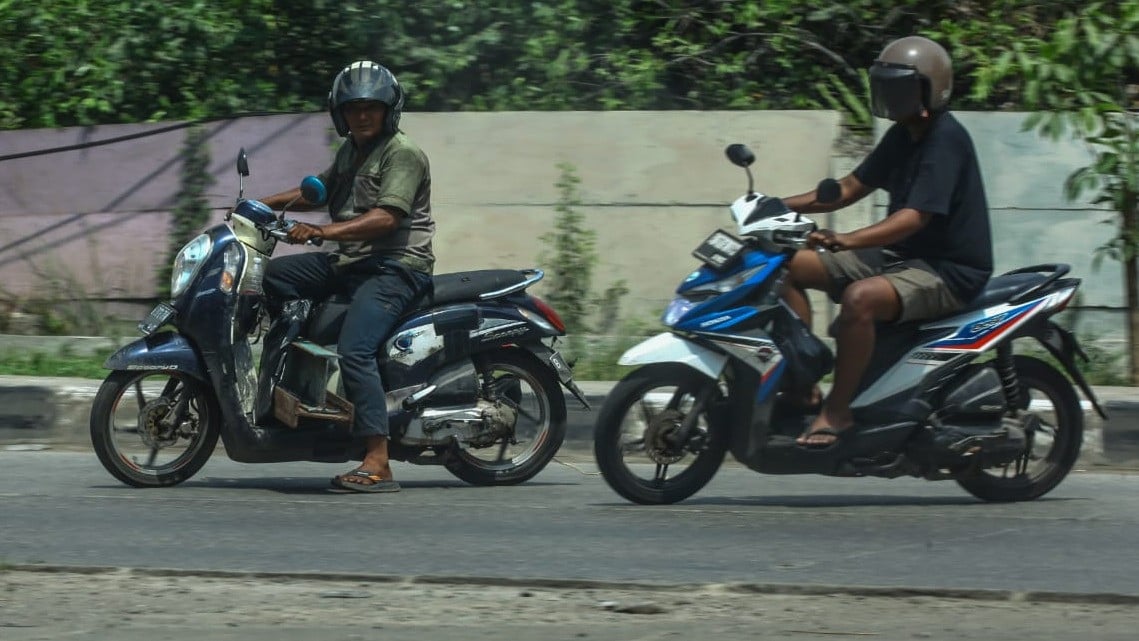 Potret Kota: Aksi Berbahaya Pemotor Lawan Arus di Cakung Cilincing Terekam Saat Siang Hari