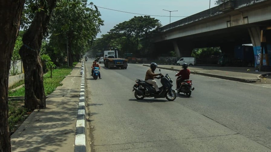 Potret Kota: Aksi Berbahaya Pemotor Lawan Arus di Cakung Cilincing Terekam Saat Siang Hari