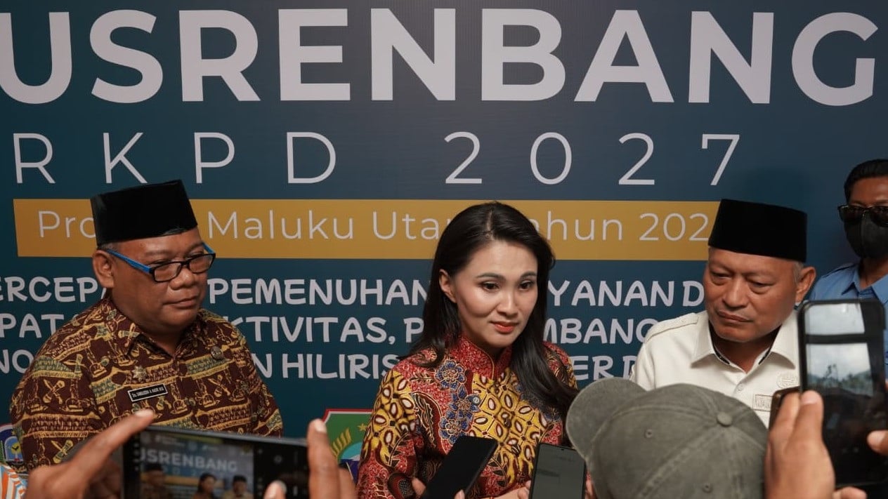 Gubernur Maluku Utara (Malut), Sherly Tjoanda Laos (tengah) setelah agenda Musyawarah Perencanaan Pembangunan (Musrenbang) RKPD 2027