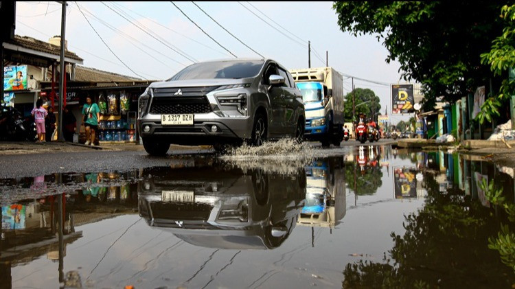 Sampah Penuhi Selokan, Jalan Raya Jatimakmur Bekasi Kebanjiran