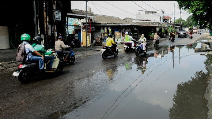 Sampah Penuhi Selokan, Jalan Raya Jatimakmur Bekasi Kebanjiran