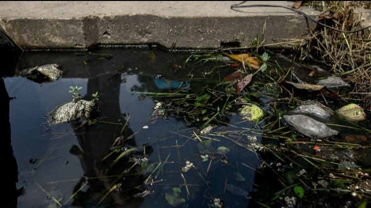 Sampah Penuhi Selokan, Jalan Raya Jatimakmur Bekasi Kebanjiran