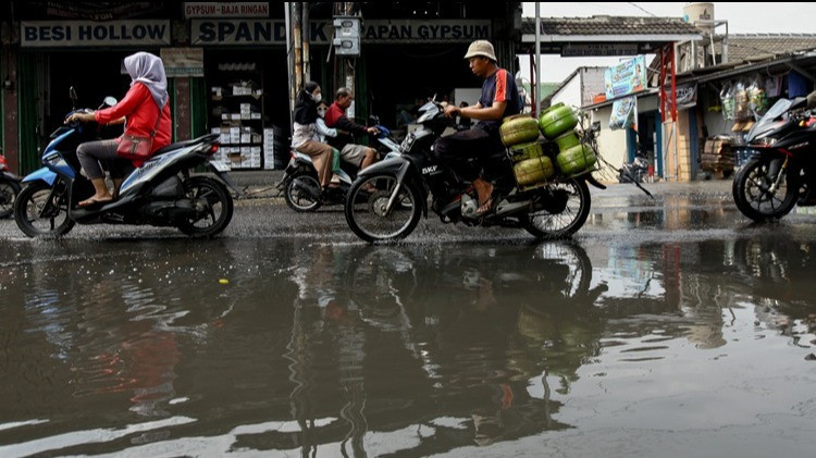 Sampah Penuhi Selokan, Jalan Raya Jatimakmur Bekasi Kebanjiran
