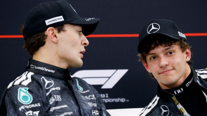 Dua pembalap Mercedes AMG-Petronas, George Russell dan Kimi Antonelli