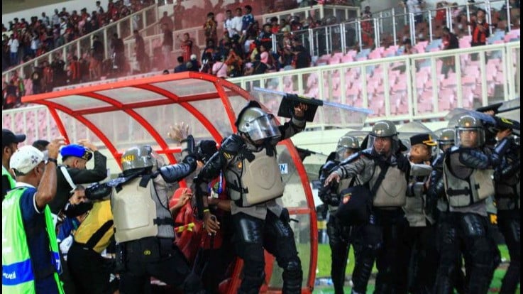 Kericuhan di Stadion Lukas Enembe, Jayapura, Papua, pasca laga play-off Championship 2025-2026 antara Persipura Jayapura Vs Adhyaksa FC Bante, Jumat (8/5/2026).