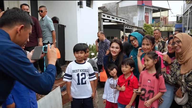 Dikasih Cokelat oleh Anak-anak Kecil Ternate, Gubernur Malut Sherly Tjoanda Ledek Aspri: Tata Pasti Iri, kan?
            - galeri foto