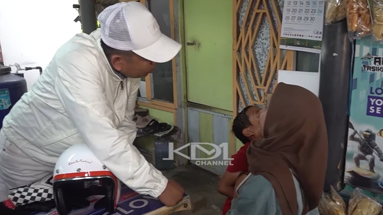 Gubernur Jawa Barat, Dedi Mulyadi (KDM) menenangkan bocah kelas 1 SD di Tasikmalaya yang malas menulis