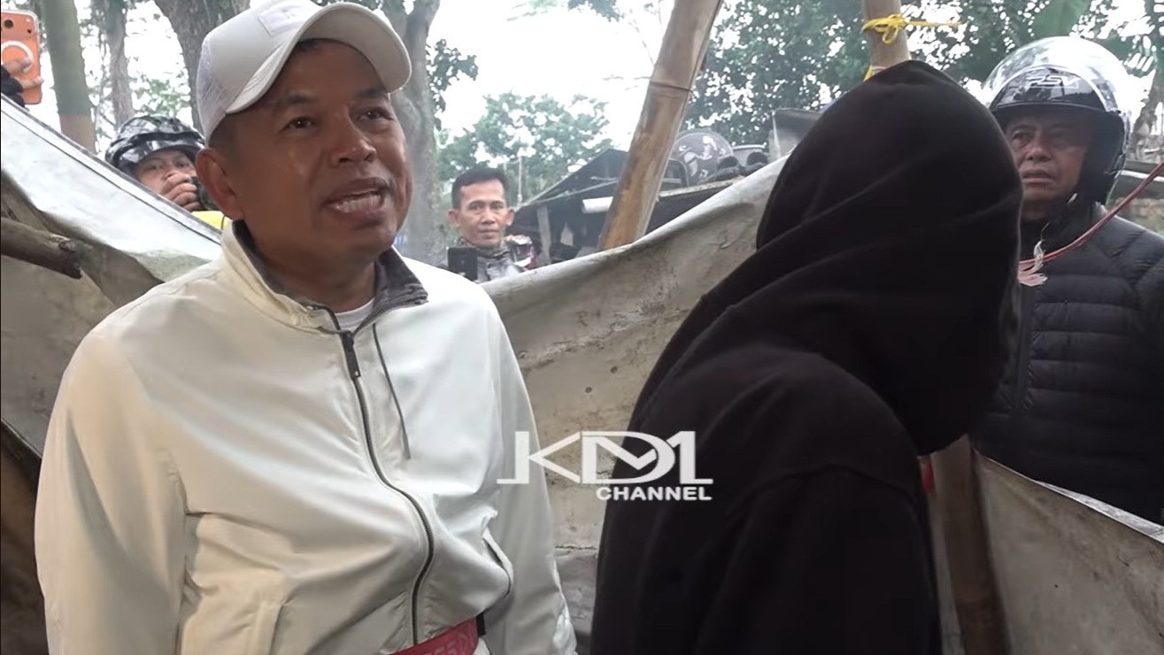 Gubernur Jawa Barat, Dedi Mulyadi (KDM) cek MCK di rumah reyot yang didiami kakek tua di sempadan jalan provinsi di Tasikmalaya