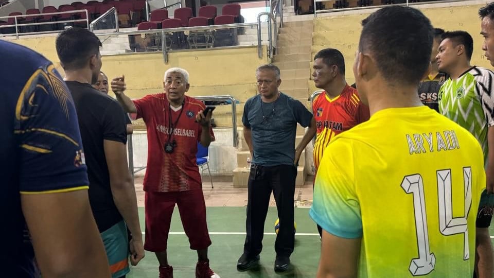 Penemu bakat Megawati Hangestri, Mashudi (merah,kiri) saat melatih Tim Voli BP Batam.