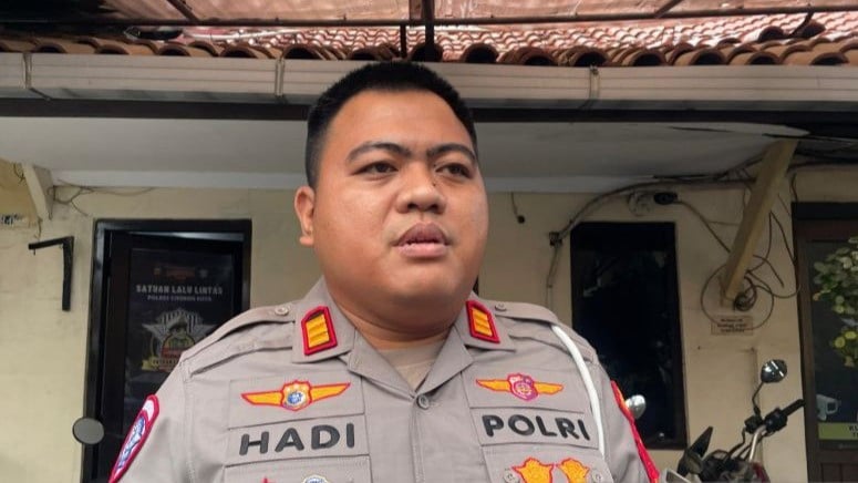 Kepala Satlantas Polres Cirebon Kota AKP Hadi Suryanto saat memberikan keterangan terkait rekayasa lalu lintas untuk Kirab Budaya Minangkala Tatar Sunda di Cirebon, Jawa Barat, Sabtu (9/5/2026).