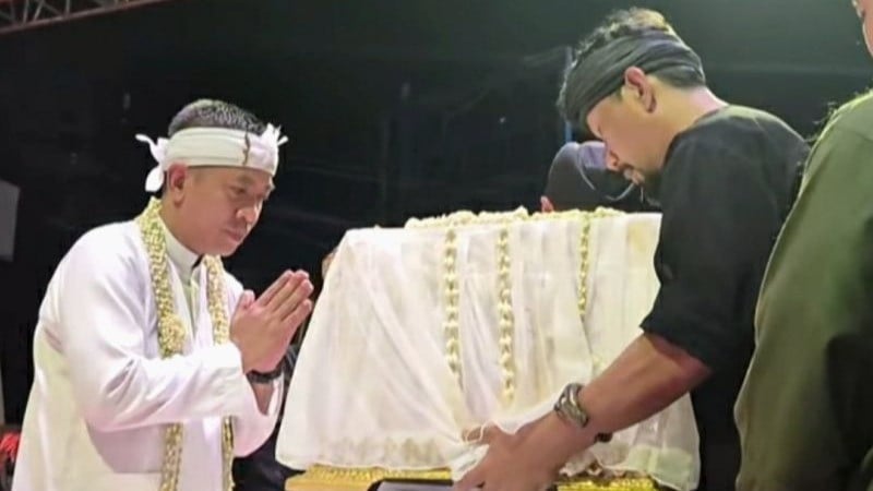 Bupati Karawang Aep Syaepuloh saat menyambut kehadiran Mahkota Binokasih.