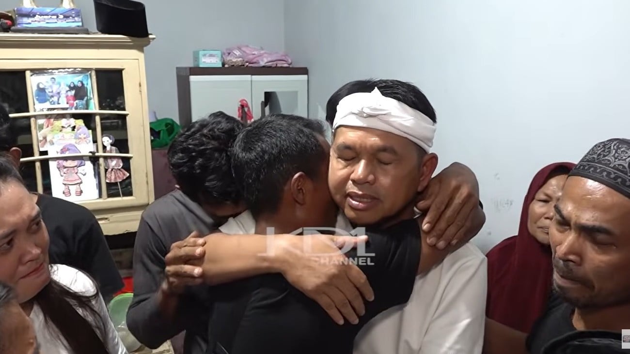 Anak almarhum Abah Bidong memeluk erat KDM