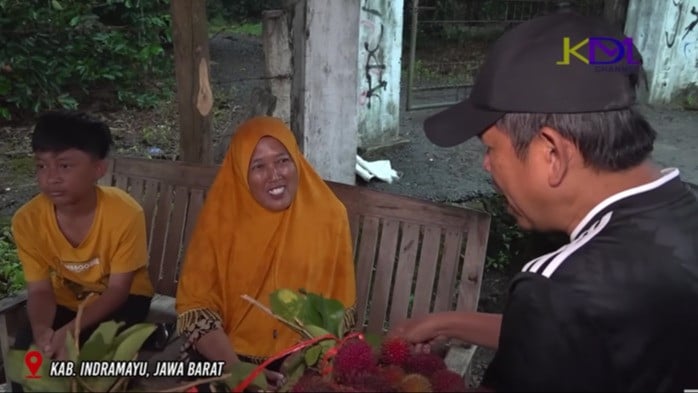 Gubernur Jawa Barat, Dedi Mulyadi bertemu ibu penjual rambutan di Indramayu