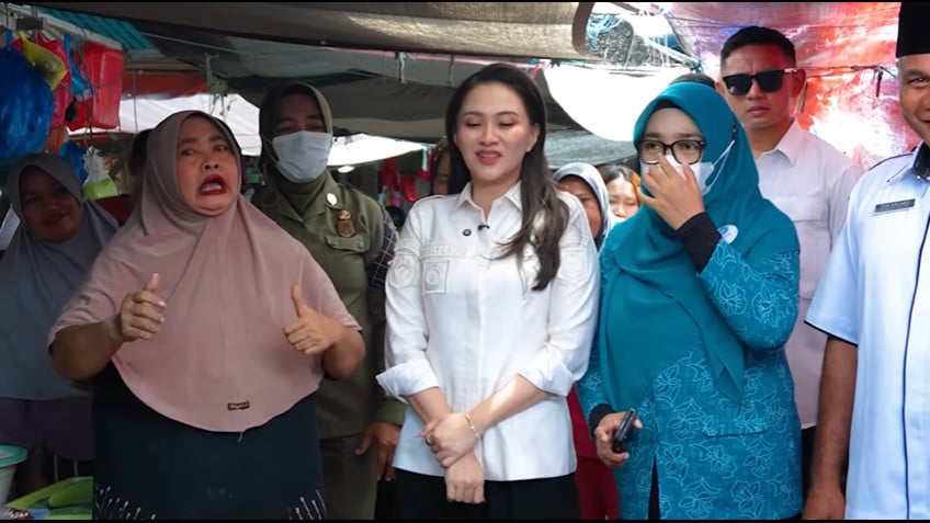 Gubernur Malut Sherly Tjoanda diteriakkan dua periode oleh ibu pedagang pasar