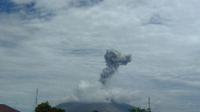 Gunung Sinabung semburkan abu vulkanik setinggi 2.000 meter