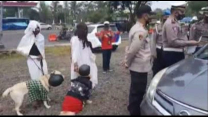 Keluarga pocong halau pemudik