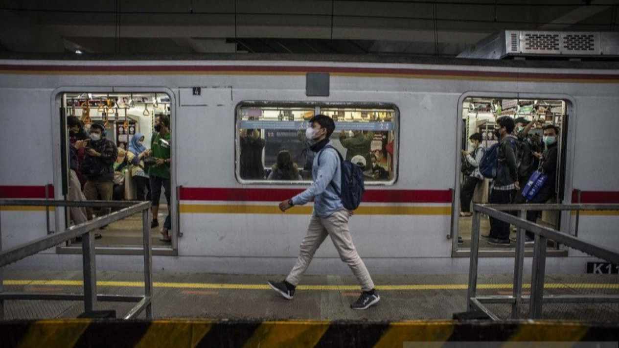 KAI kembali operasikan layanan KRL sampai pukul 22:00 WIB
            - galeri foto