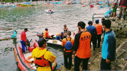 Korban Terseret Ombak Di Temukan Mengembang di Dermaga Santolo