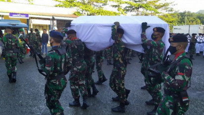 Jenazah anggota TNI yang meninggal di Papua tiba di Ambon