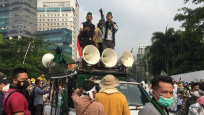 Belasan Peserta Aksi dari HMI Diamankan Polisi ke Polda Metro