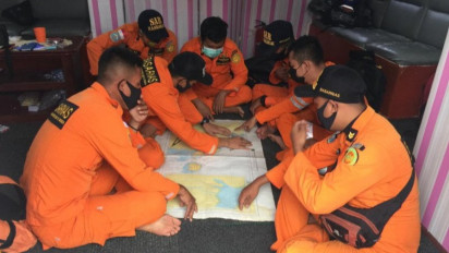 KM Wicly Pecah Dihantam Ombak di Kuala Tungkal 9 Penumpang Hilang