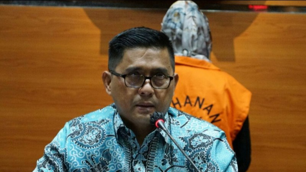 KPK Tahan Mantan Direktur Keuangan dan Investasi Asuransi Jasindo
            - galeri foto