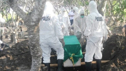 15 Personel Polres Kudus Bantu Pemakaman Pasien Covid-19