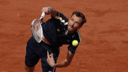Medvedev Tantang Tsitsipas di Perempat Final French Open