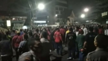 Dua ormas terlibat bentrokan di depan Mapolres Bekasi Kota