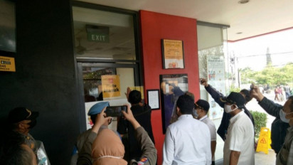 Satpol PP Segel Dua Restoran McD di Bandung