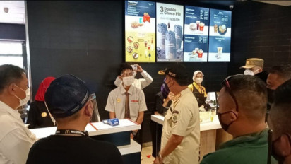 Satpol PP Jambi Segel Gerai Makanan Cepat Saji McDonald'S