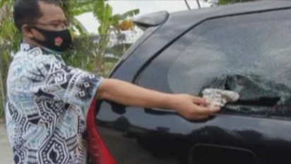 Cuma Karena Diklakson, Pengendara Motor Pecahkan Kaca Mobil