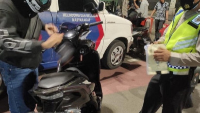 Polisi tindak pengendara motor dengan knalpot bising