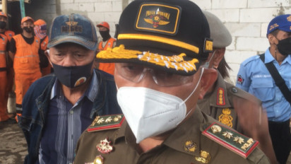 Petugas Tertibkan Bangunan Kafe Liar di Tanjung Priok Jakarta Utara