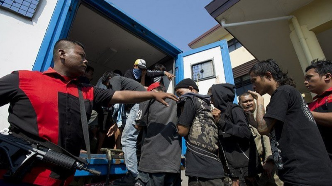 Polisi Amankan 10 Preman Pemeras Sopir Truk Pasar Tanah Abang
            - galeri foto