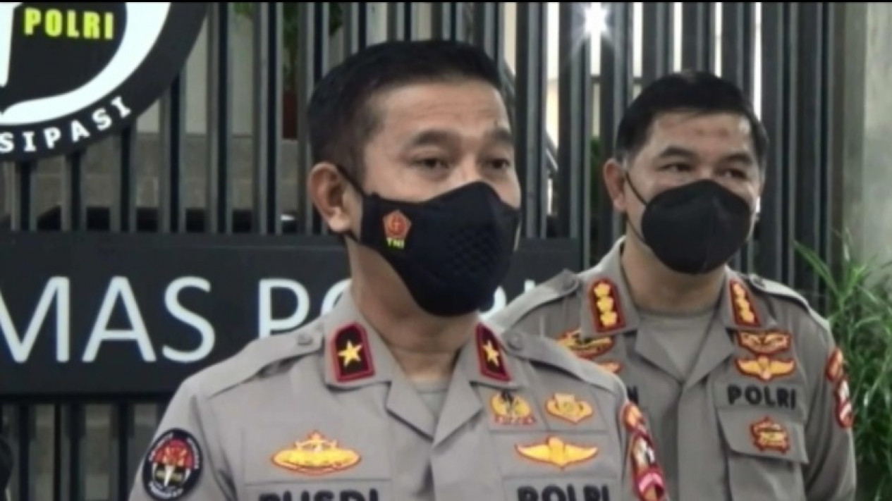 Densus 88 Tangkap 13 Terduga Teroris Pemberi 'Safehouse'
            - galeri foto