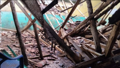 Diguyur Hujan Selama Dua Jam, Bangunan Sekolah Ambruk