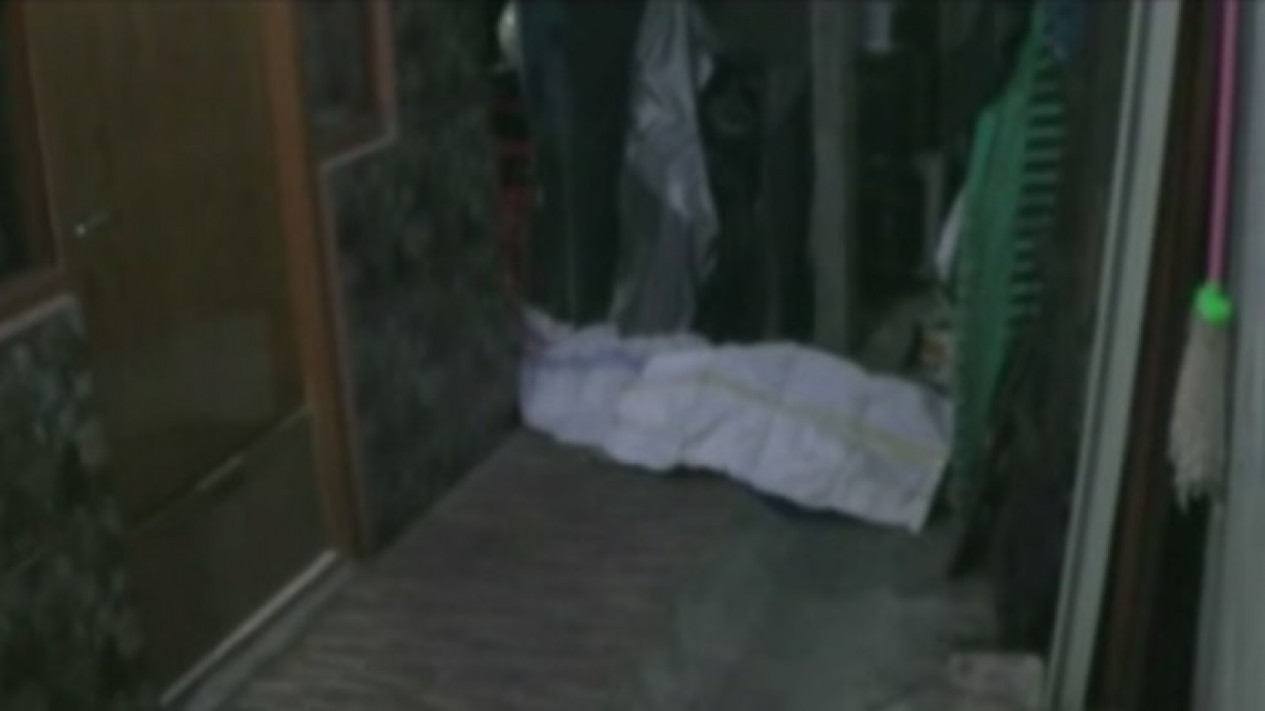 Tragis, Jenazah Kakek Suspect Covid-19 Telantar di Teras Rumah
            - galeri foto