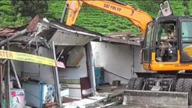 Satpol PP Bongkar PKL di Puncak Bogor yang Munculkan Kerumunan