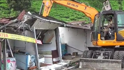 Satpol PP Bongkar PKL di Puncak Bogor yang Munculkan Kerumunan