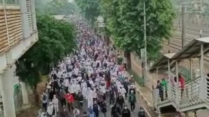 Tak Bisa Dekati PN Jaktim, Massa Pendukung Rizieq Bentrok dengan Aparat