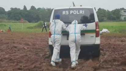 Kala Jalan Becek Menghambat Laju Ambulans di TPU Padurenan