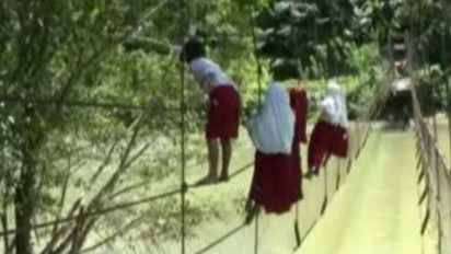 Demi Sekolah, Anak-Anak Nekat Lewati Jembatan Gantung Rusak