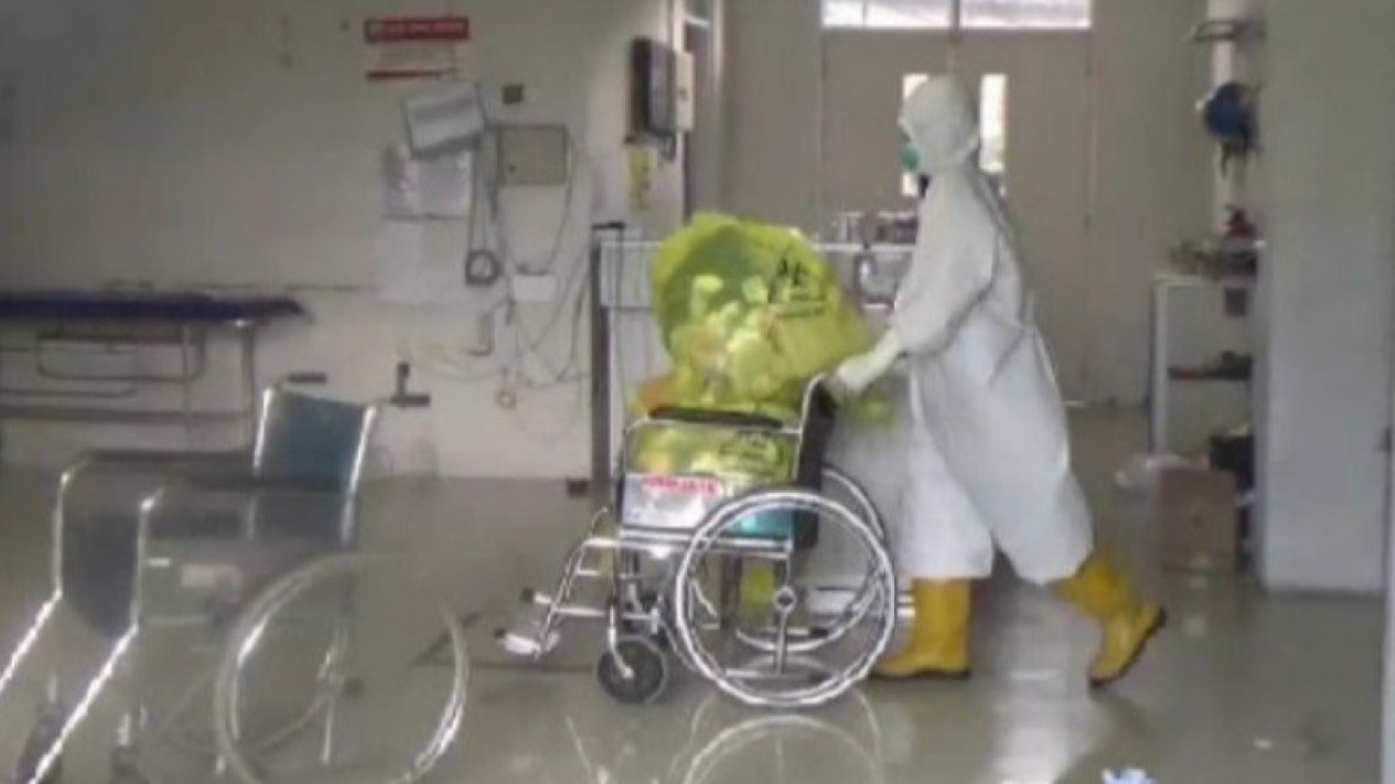 Pasien Covid-19 Membludak IGD RS. Widodo Ngawi Ditutup
            - galeri foto