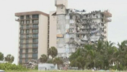 Anjing Pelacak Bantu Cari Korban Kondominium yang Runtuh di Florida